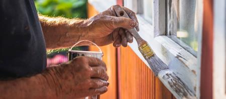 Come verniciare infissi in legno: dalla preparazione alla colorazione