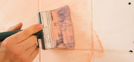 Come verniciare le piastrelle del bagno: tecniche e materiali