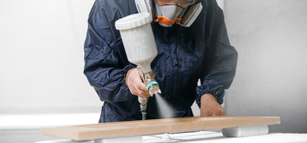 Come verniciare il legno a spruzzo: guida completa